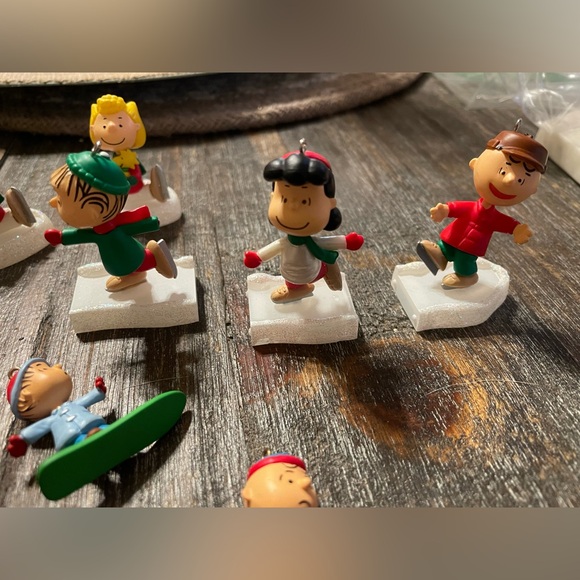 Hallmark Bundle of Peanuts Gang Miniature Ornaments and Peanuts on Ice - Picture 3 of 5